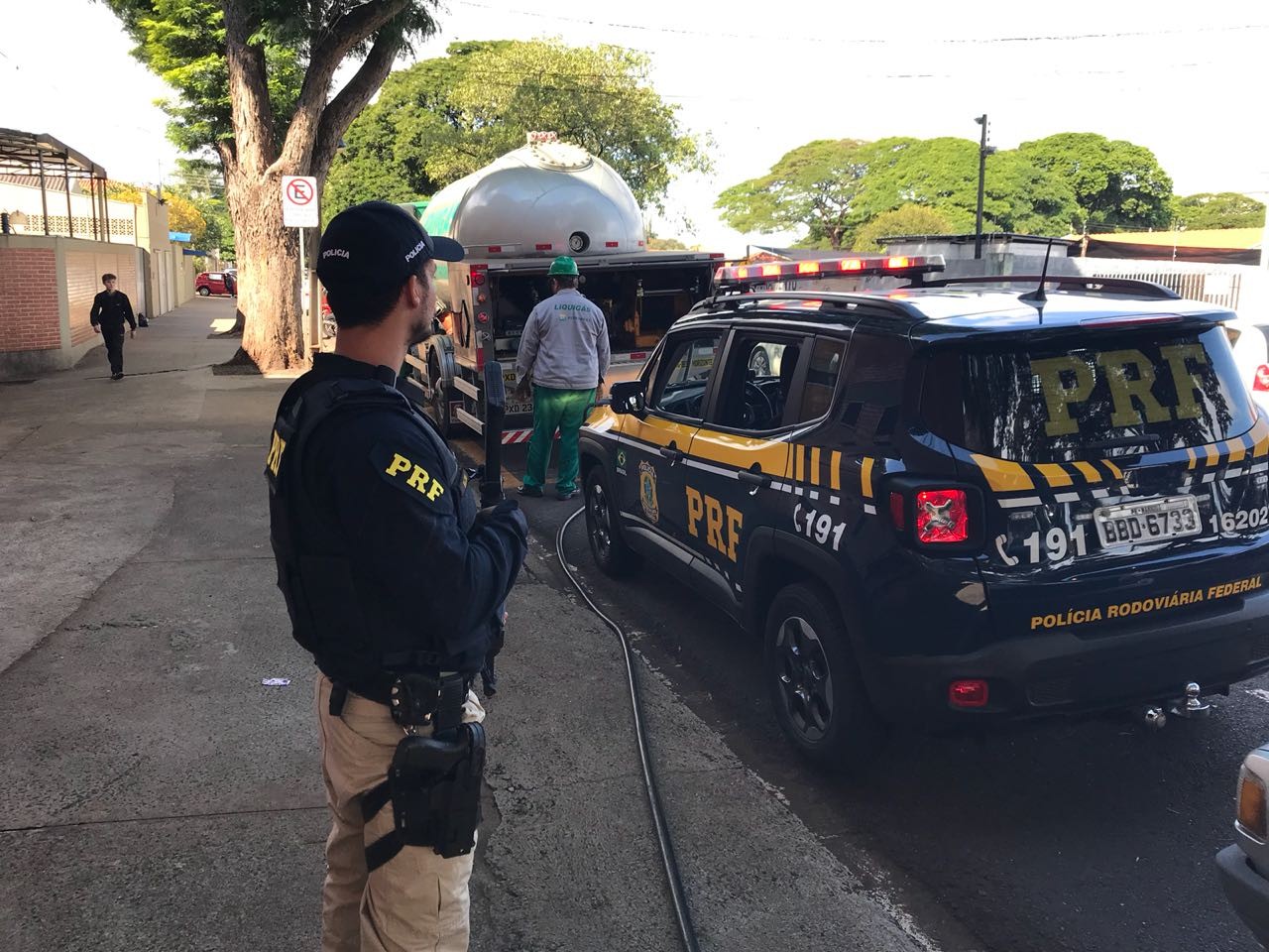 PRF escolta caminhões de GLP para dois hospitais