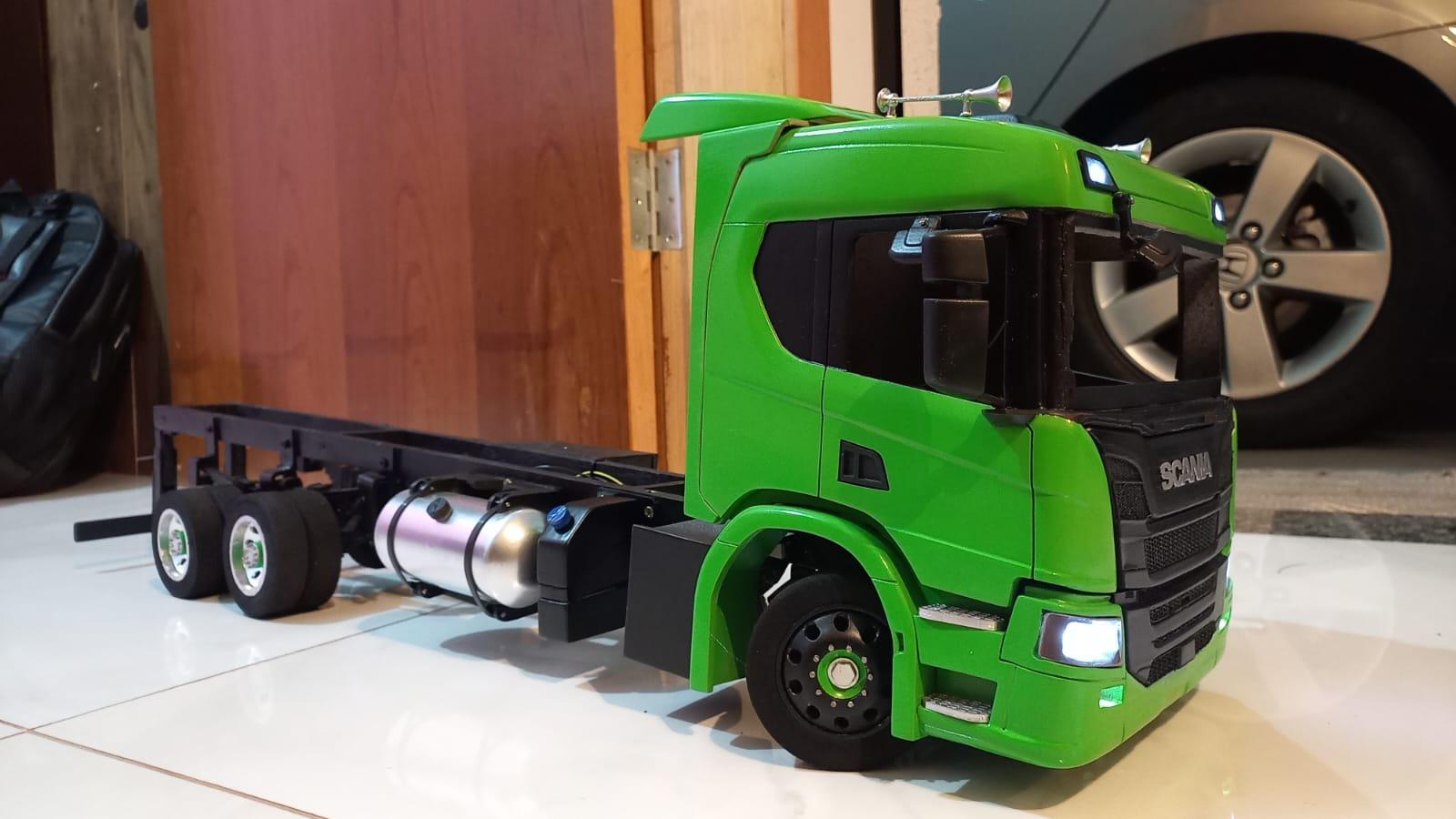 Caminhoneiro faz sucesso fabricando miniaturas de caminhões