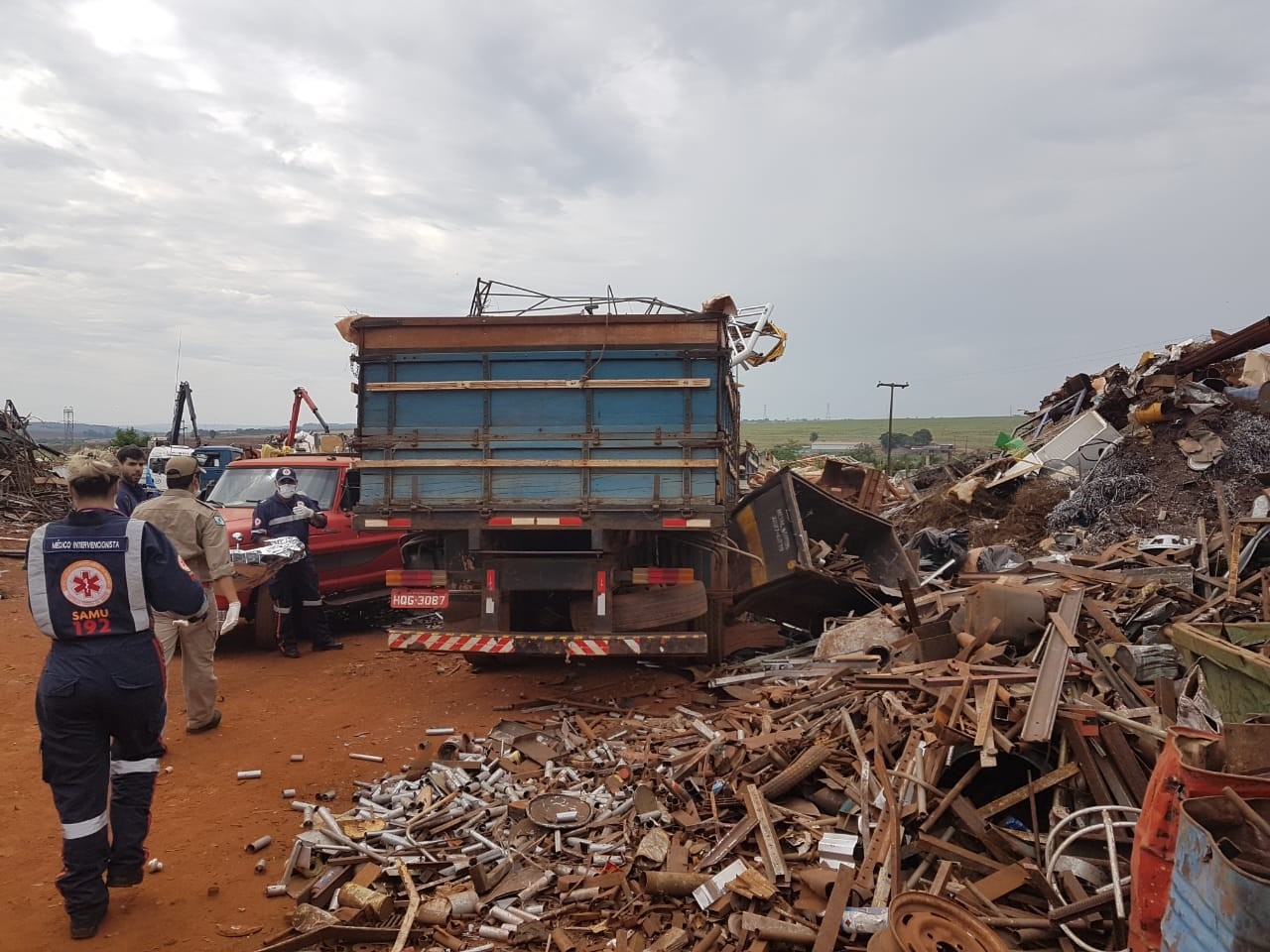 Homem morre atropelado por caminhão dentro de empresa