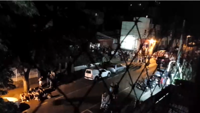 PM é acionada para liberar rua devido à bagunça