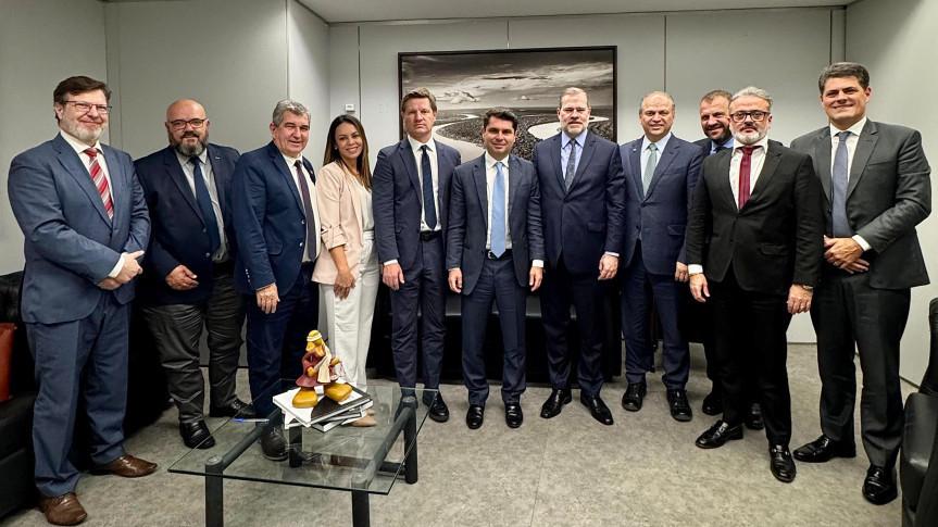 Comitiva em prol das Apaes ganha apoio do deputado Ricardo Barros