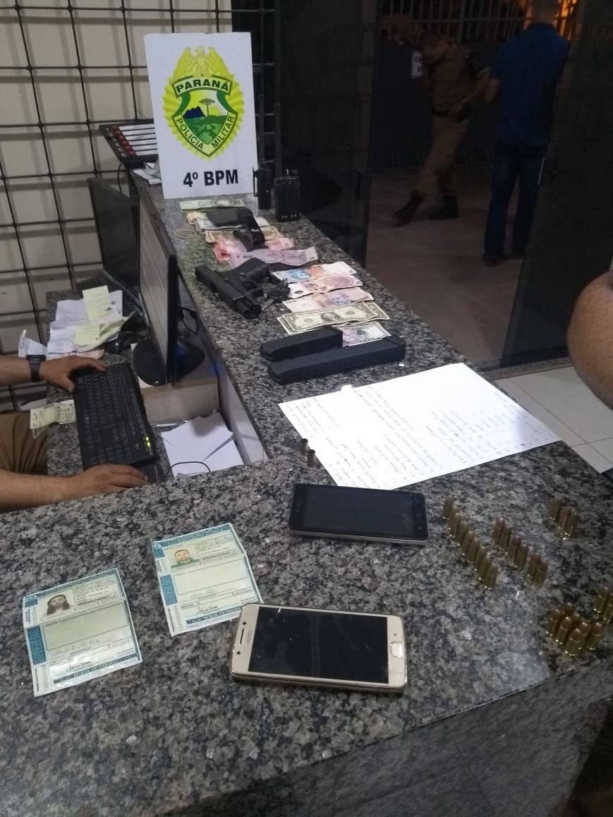 Polícia prende dois homens com armas, coletes e radiocomunicadores