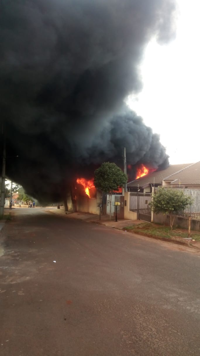Incêndio destrói fábrica de espuma