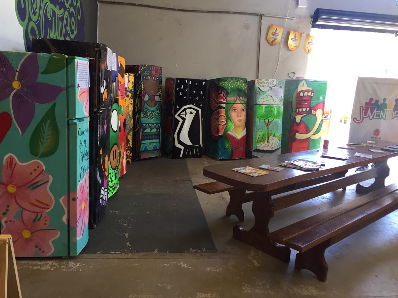 Geladeiras com livros são expostas