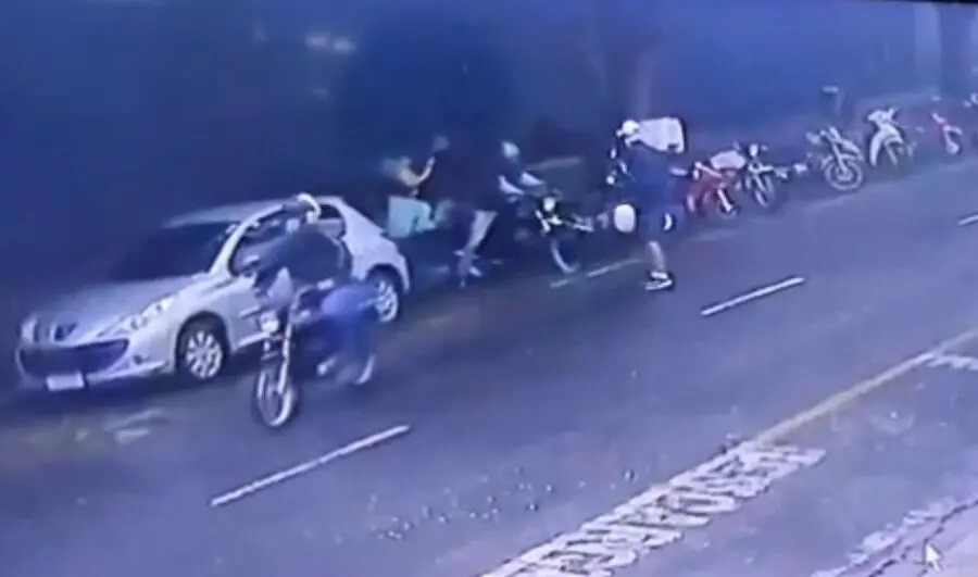 Novas imagens mostram ladrões fugindo em motos após assalto em shopping de Maringá