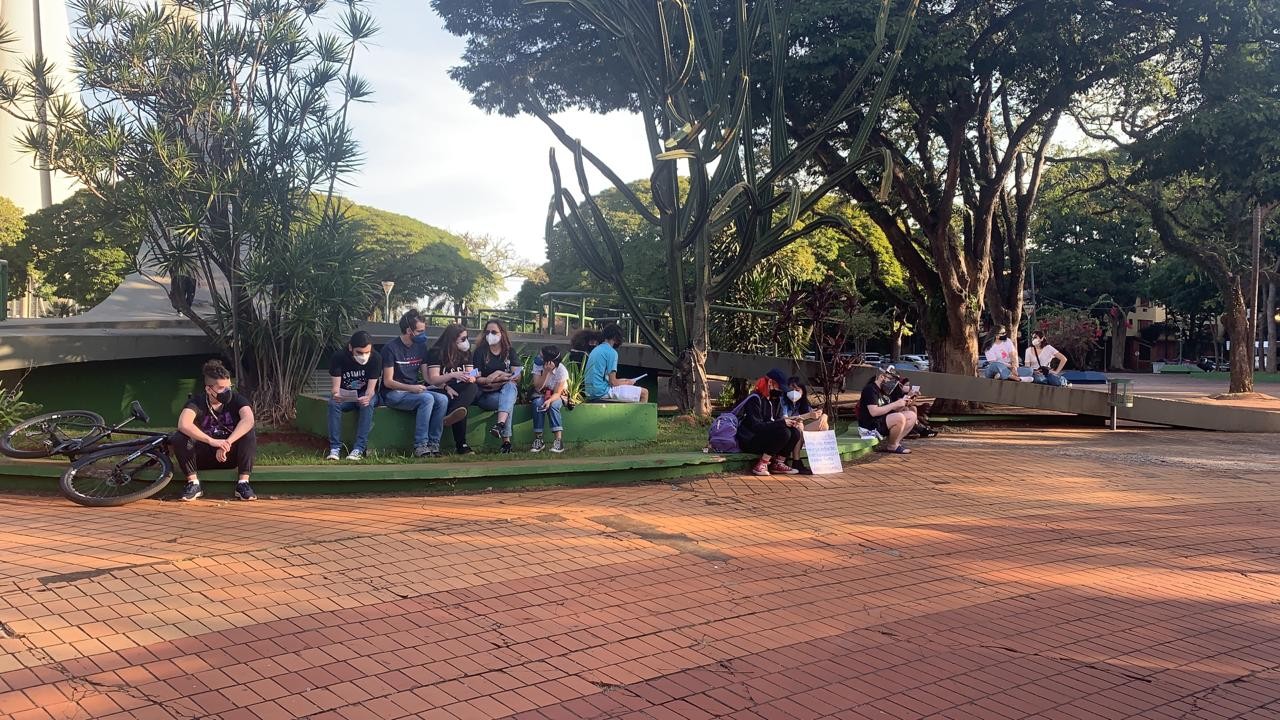 Manifestantes se concentram na praça da Prefeitura para aulas públicas