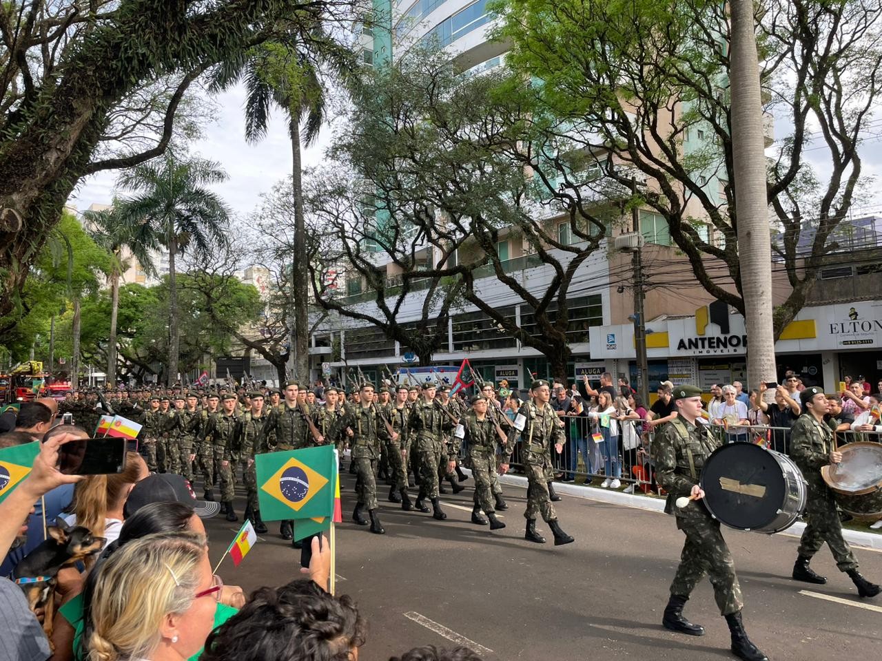 Milhares de pessoas acompanham desfile de 7 de Setembro em Maringá