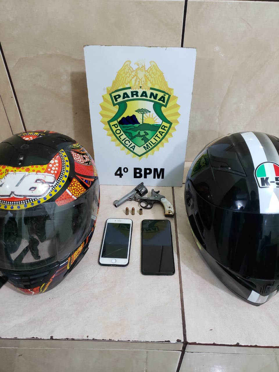 Minutos após roubarem moto, homem e adolescente são detidos pela PM