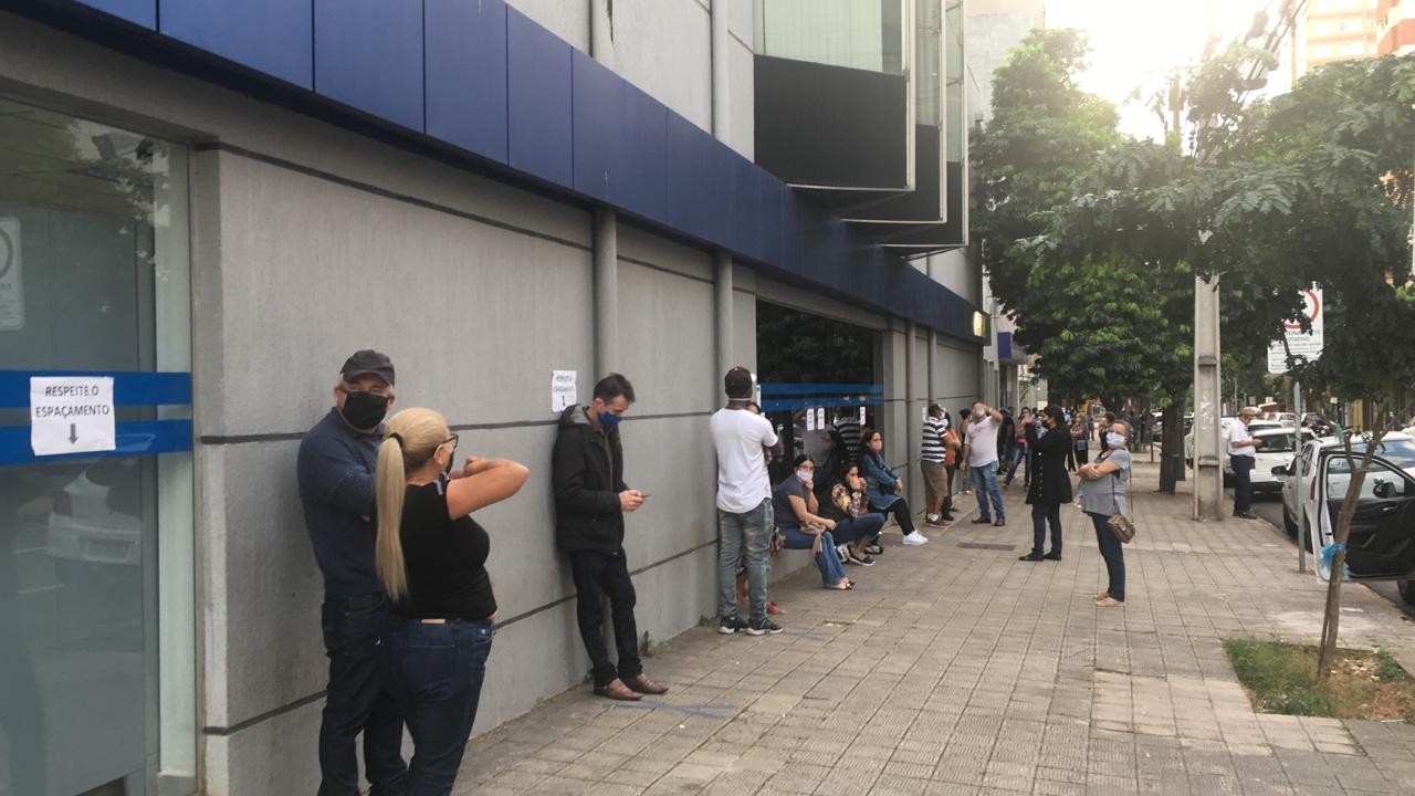 Caixa abre para pagar auxílio emergencial e agências têm filas enormes