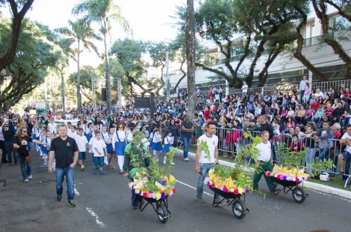 Apresentação artística em desfile de aniversário custa R$ 107 mil em Maringá