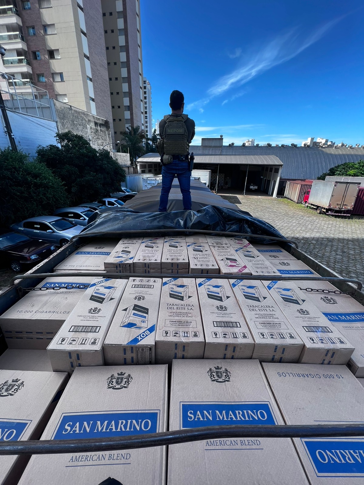 PF apreende carretas com 2.300 caixas de cigarros contrabandeados