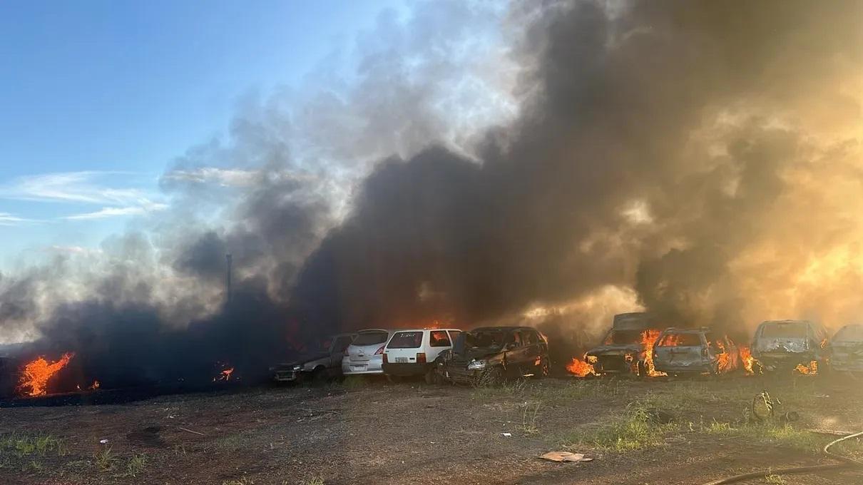 Incêndio danifica 70 veículos em pátios do 10º BPM