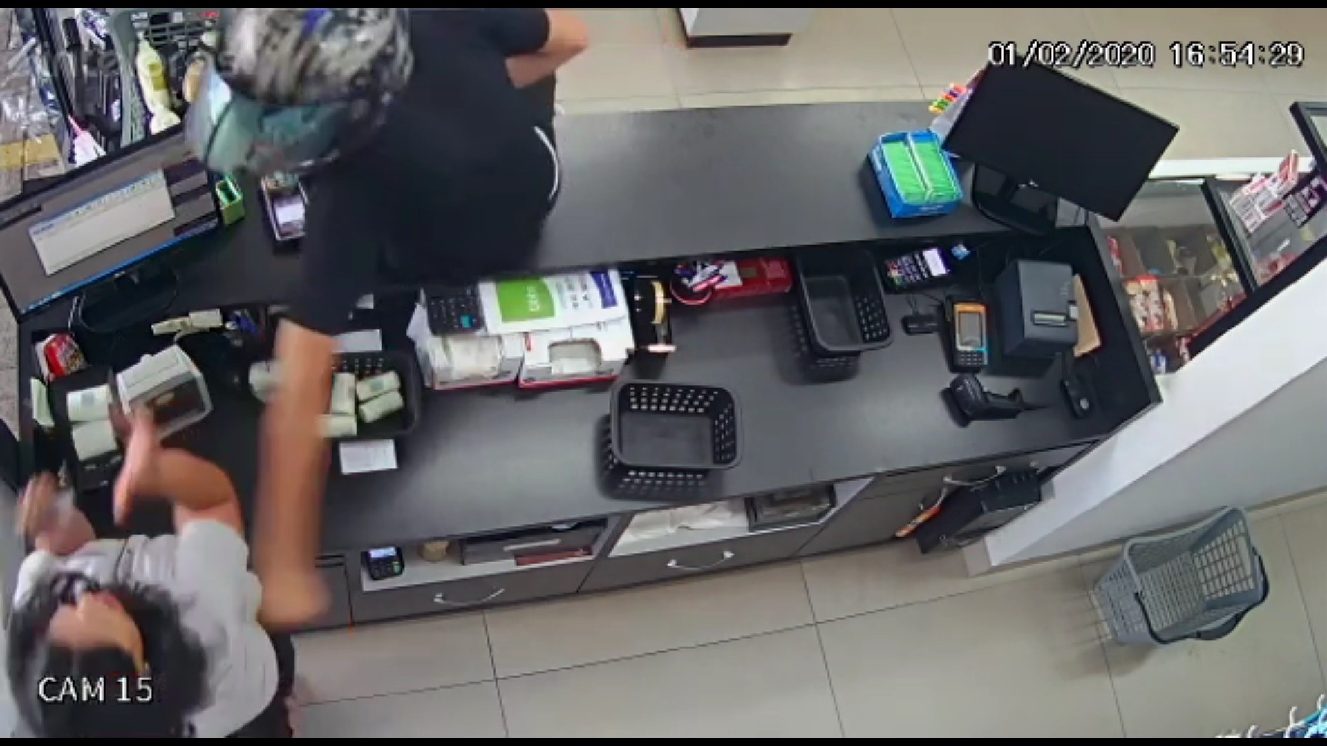 Preso ladrão que assaltou farmácia e agrediu funcionária