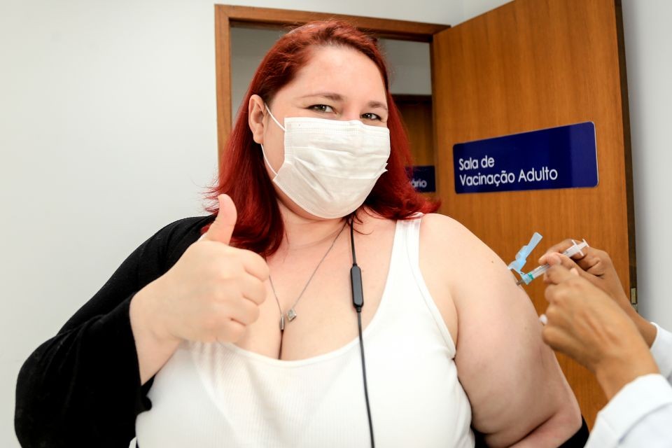 Covid-19: Vacinação segue com aplicação de 2ª dose nessa terça-feira (14) em Maringá