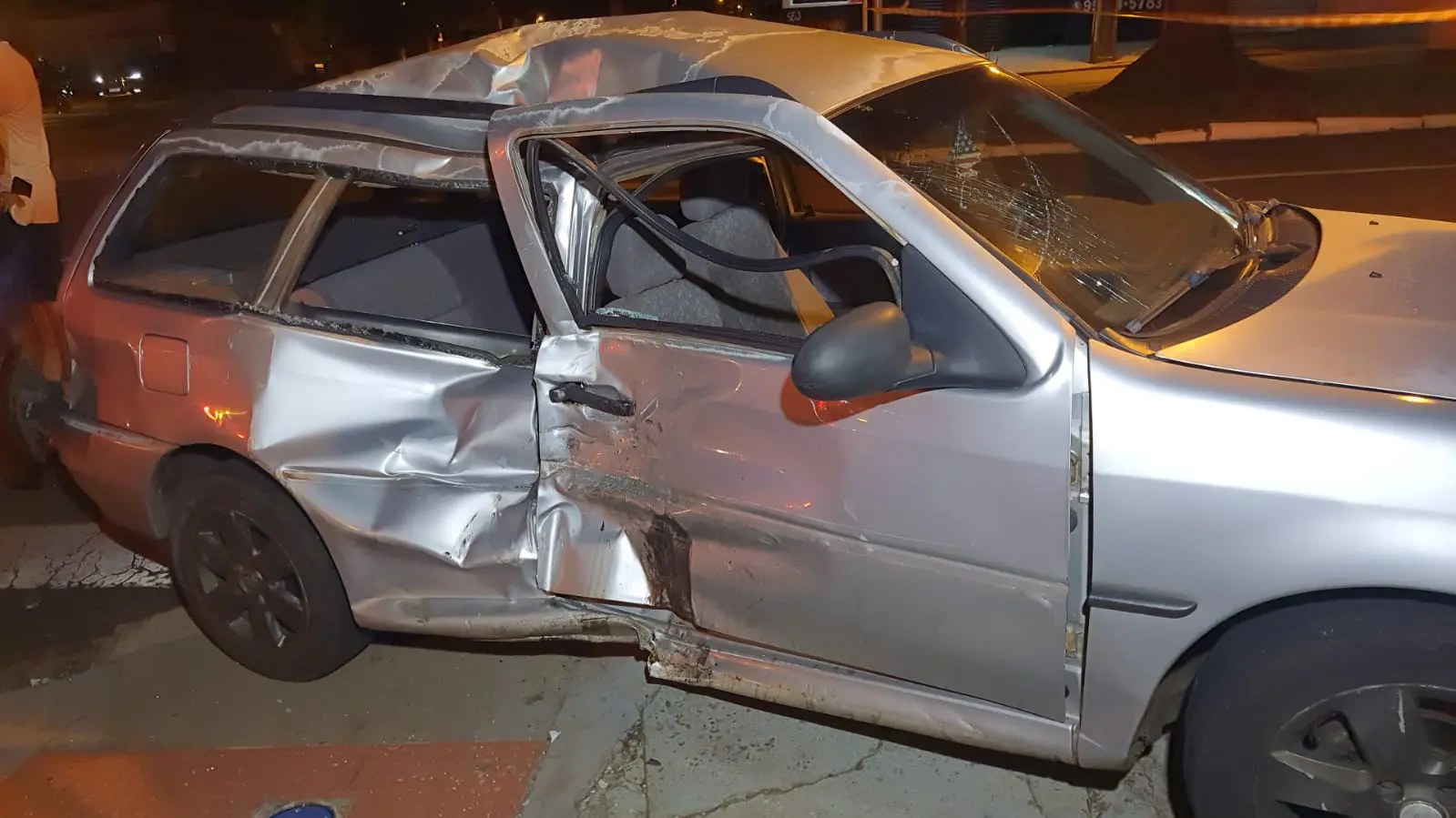 Jovens ficam feridos em acidente no cruzamento de avenidas movimentadas de Maringá