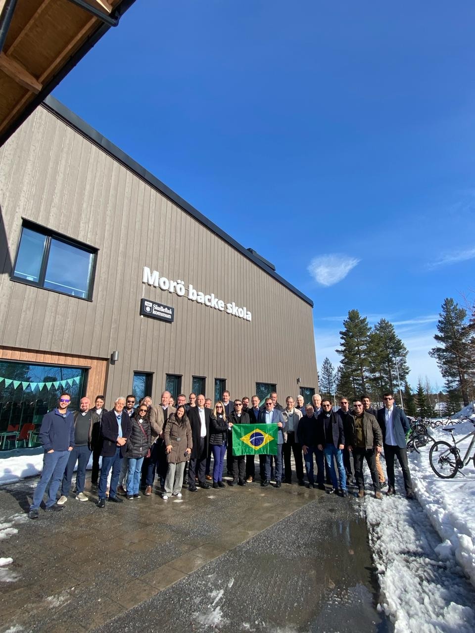 Comitiva conhece técnica de construção com madeira de reflorestamento