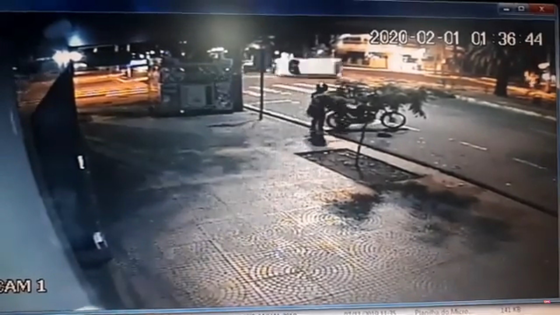 Ambulância tomba em acidente no centro de Maringá