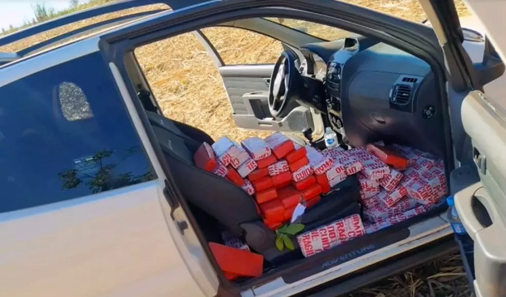 Homem tem carro carregado com maconha roubado e aciona a polícia