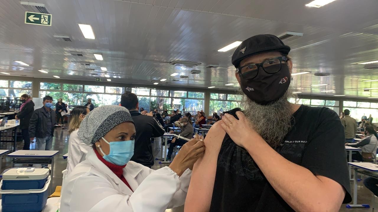 Profissionais do ensino superior começam a ser vacinados em Maringá