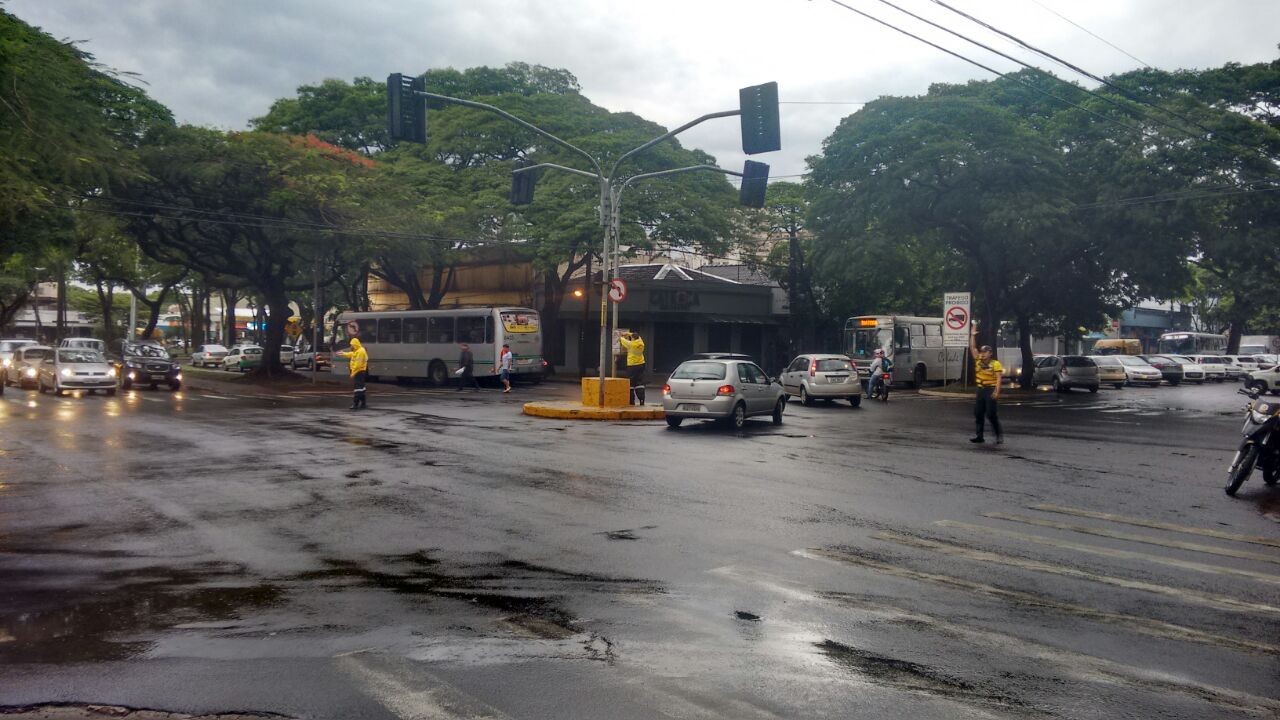 Falta de energia deixa oito cruzamentos sem semáforos em Maringá