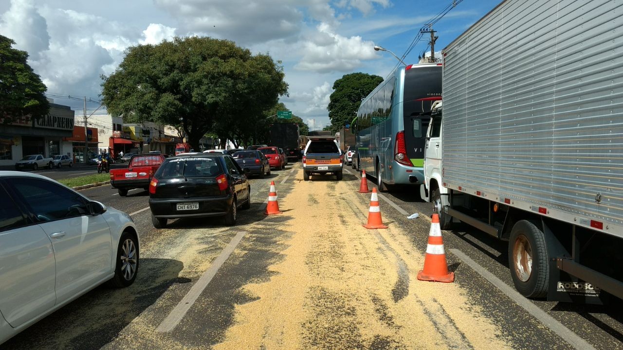 Avenida Colombo tem pista interditada após derramamento de farelo soja