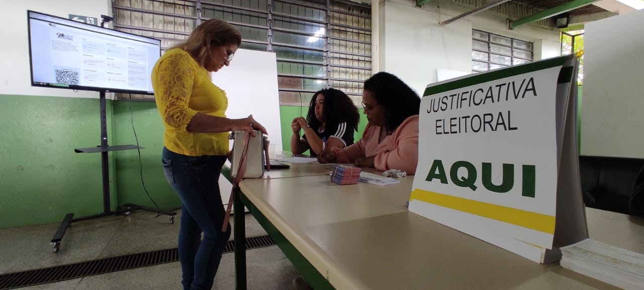 Movimento grande no Colégio Estadual Antônio Francisco Lisboa, em Sarandi