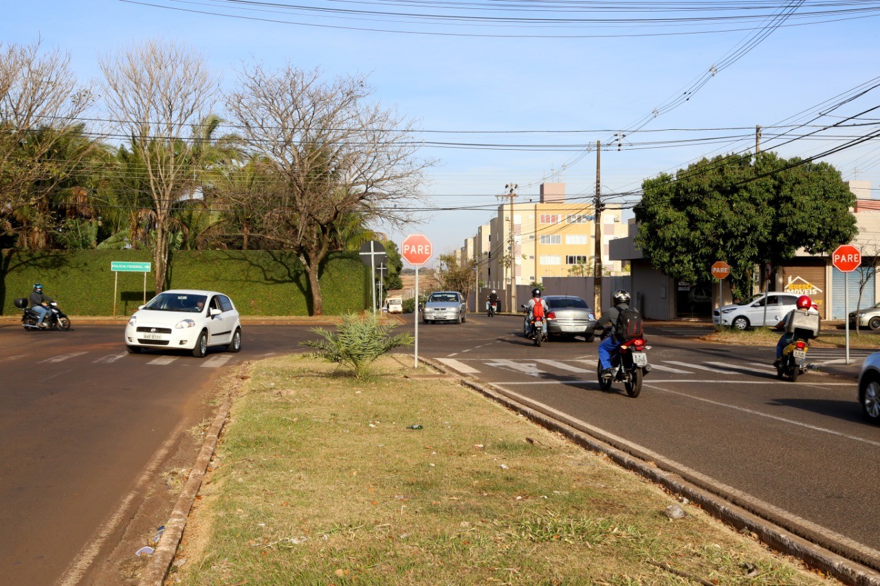 Para instalar semáforos, cruzamento da Polícia Federal é interditado