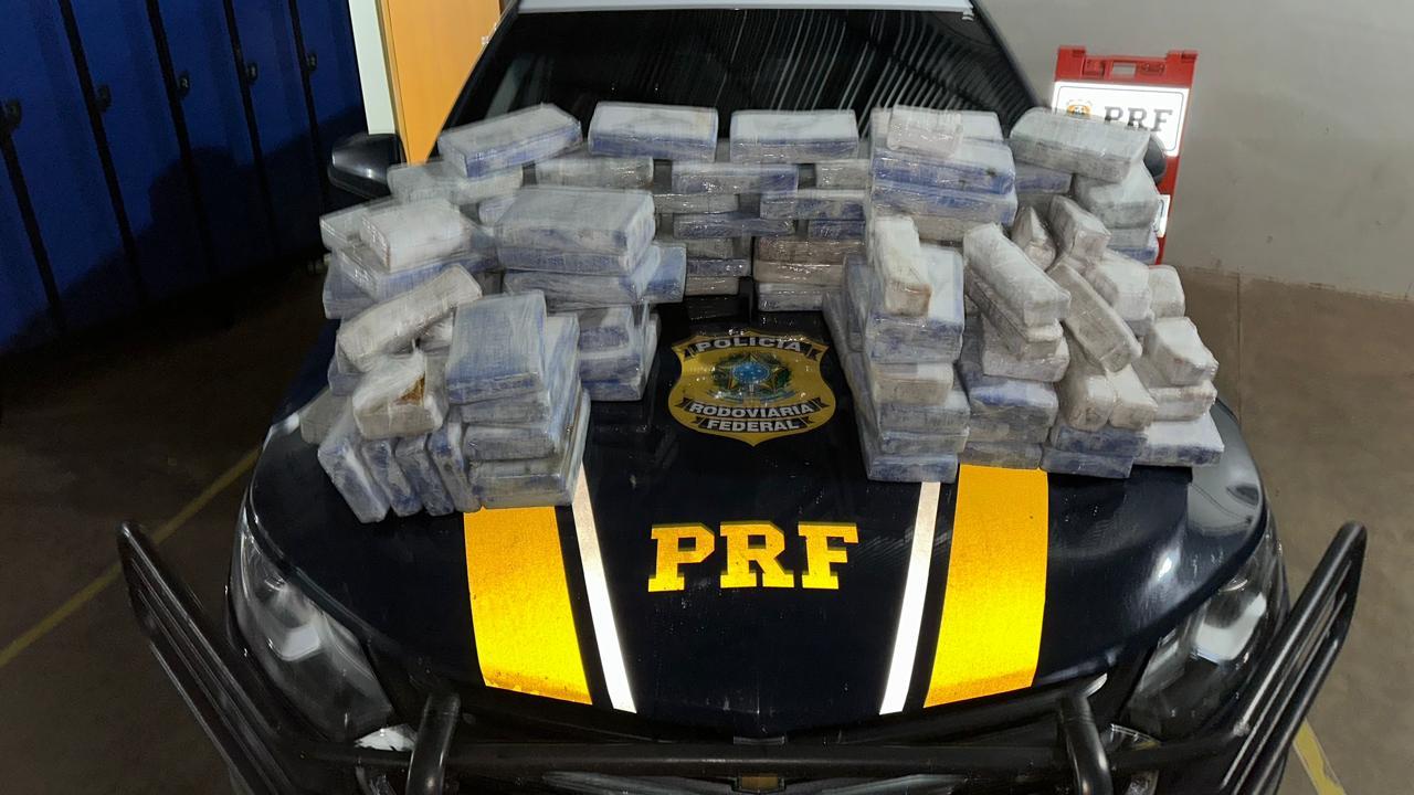 PRF apreende carga de cocaína em fundo falso de caminhonete