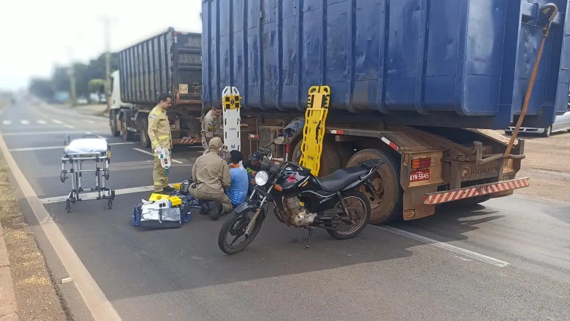 Motociclista e passageiro caem debaixo de rodado de caminhão e se salvam por pouco em Maringá