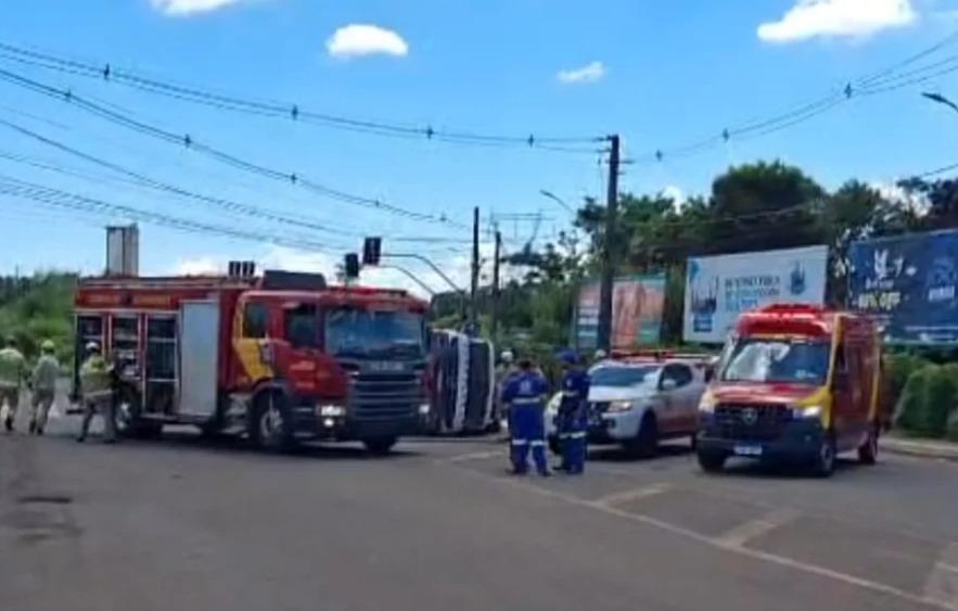 Caminhão de lixo tomba e motorista fica gravemente ferido
