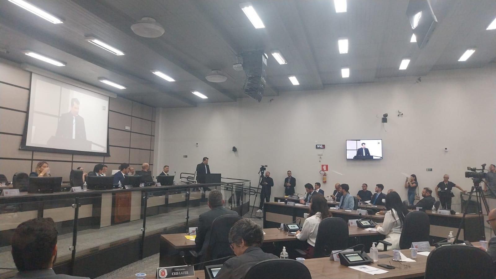 Novo processa 21 vereadores e pede nulidade da mesa diretora e comissões; liminar é indeferida