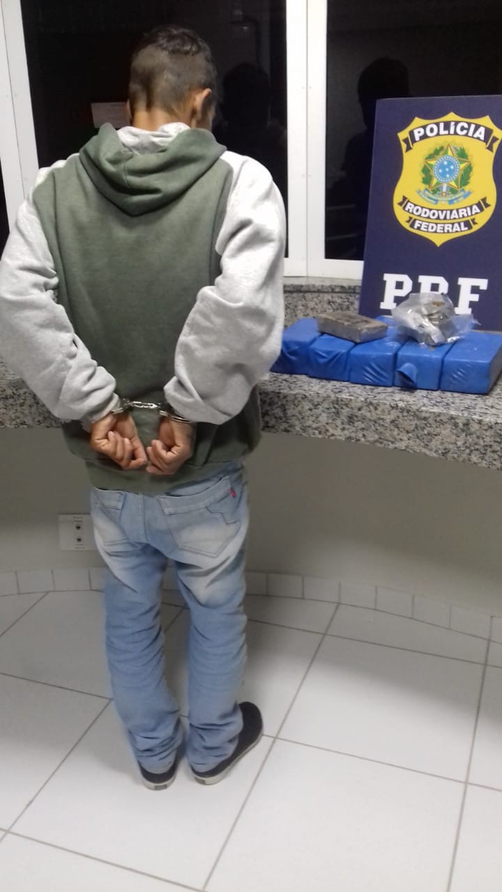 Homem é preso com mais de 10 kg de maconha em ônibus