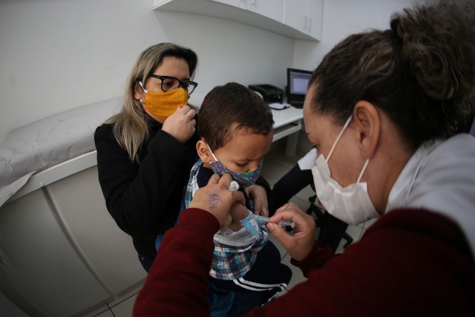 Crianças de seis meses a dois anos com comorbidades começam a ser imunizadas contra a Covid-19 nessa terça-feira (22)