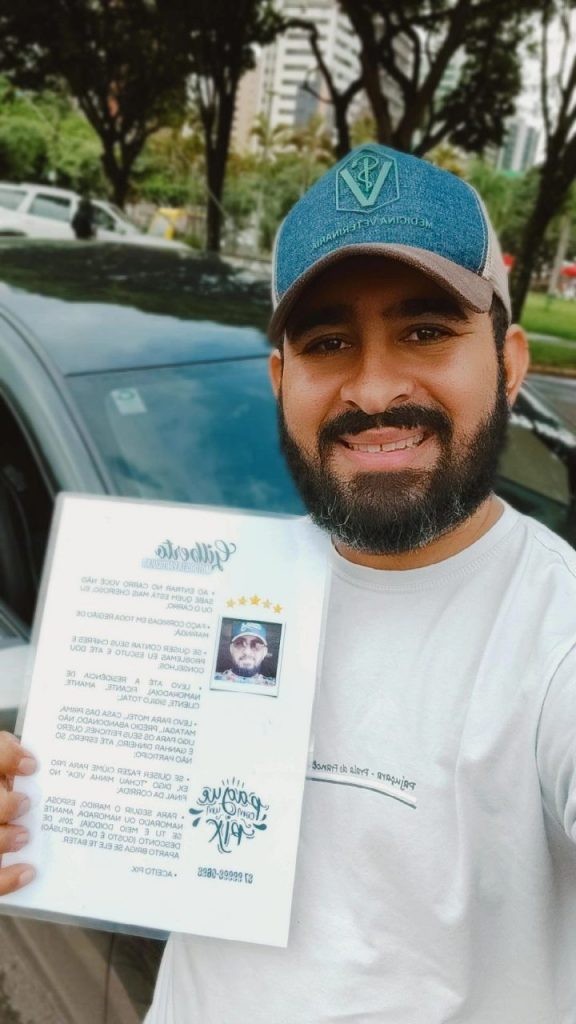 Motorista de aplicativo em Maringá faz tabela de serviços inusitada e diverte passageiros