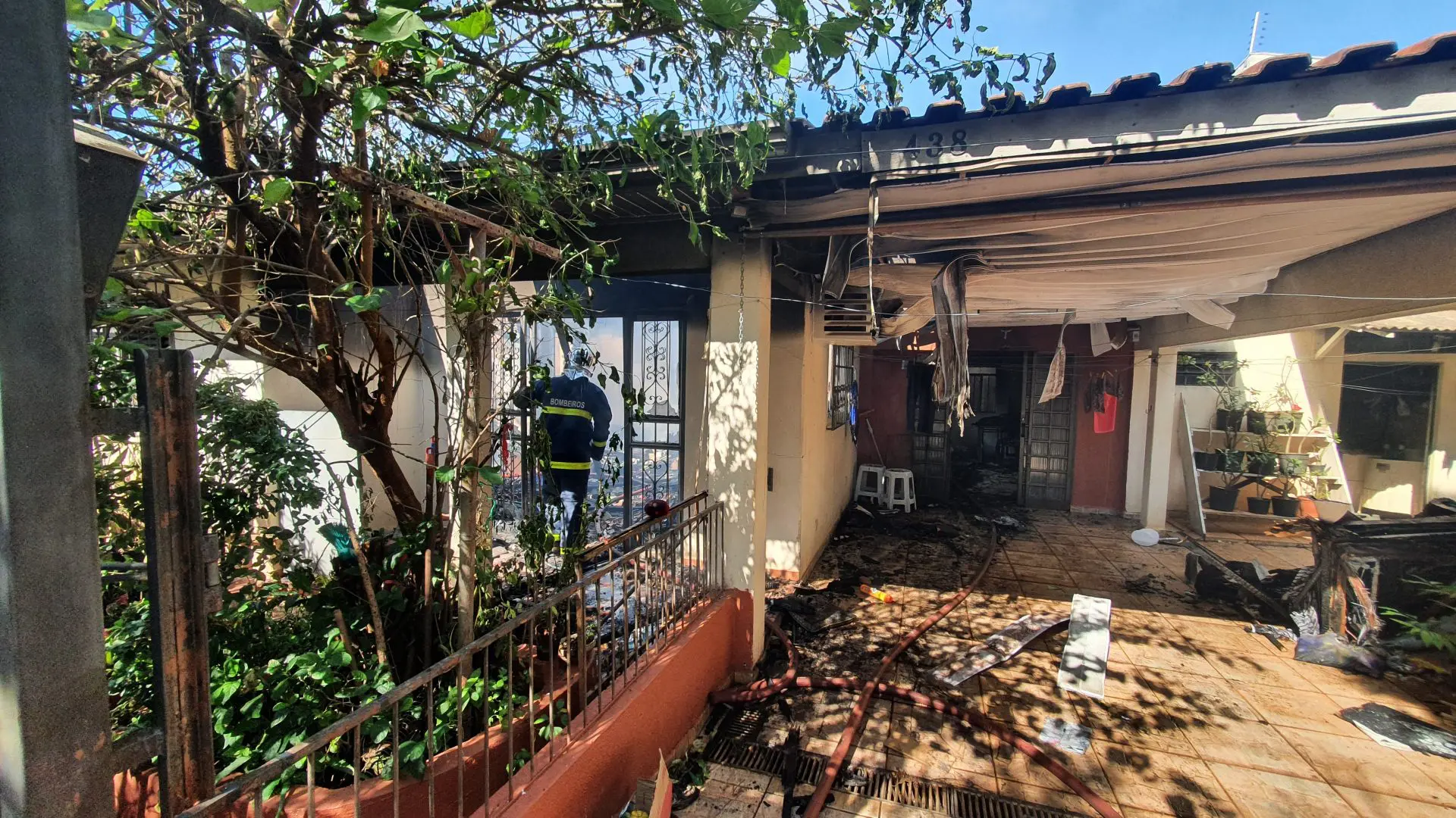 Casa de alvenaria pega fogo na Vila Morangueira, em Maringá