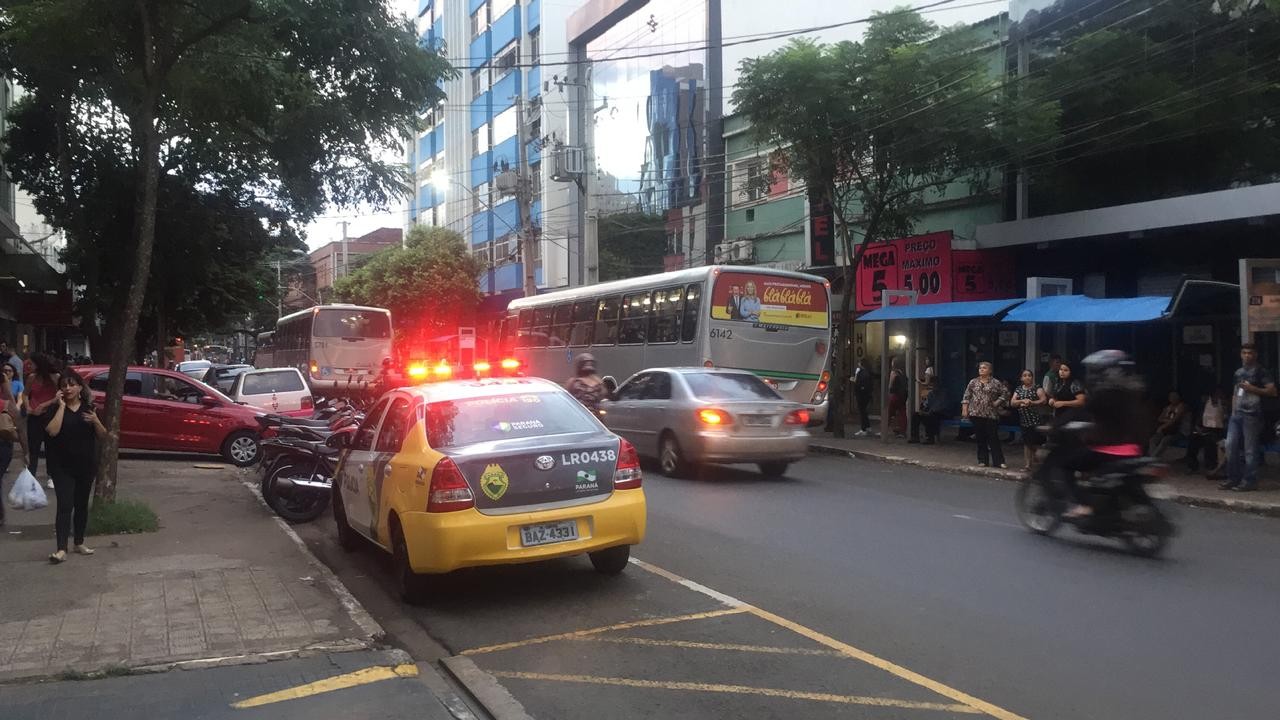 Mulher é colocada a força dentro de carro no centro de Maringá