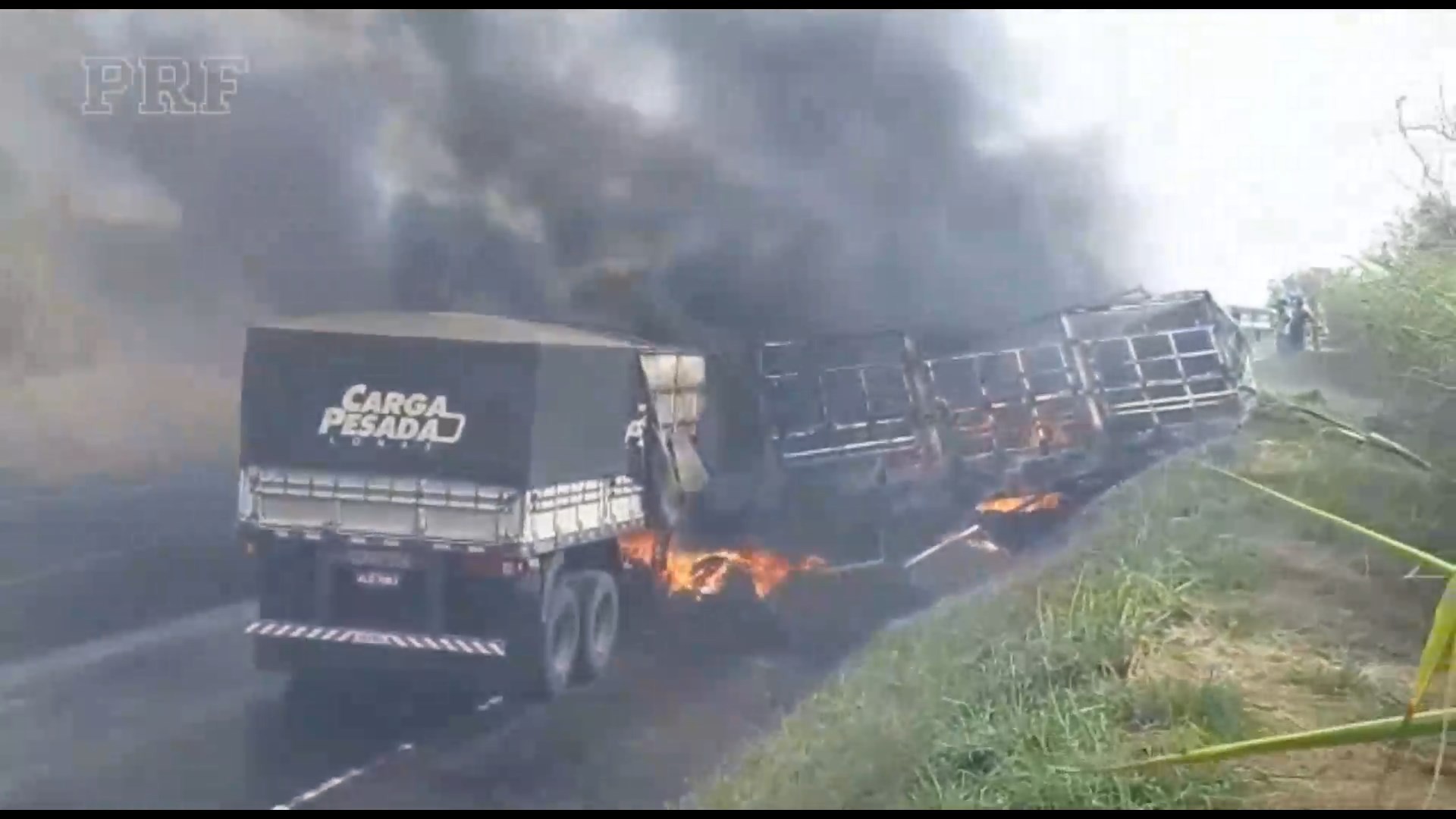 Caminhões batem de frente e duas pessoas morrem