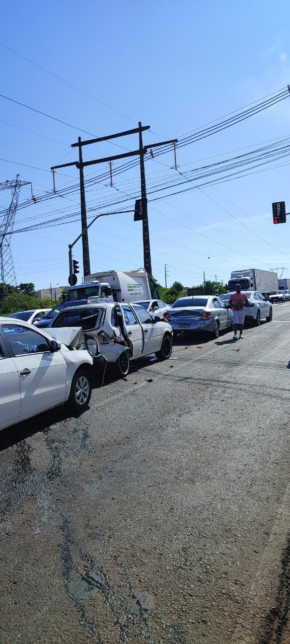 Três pessoas ficam feridas em acidente no Contorno Sul