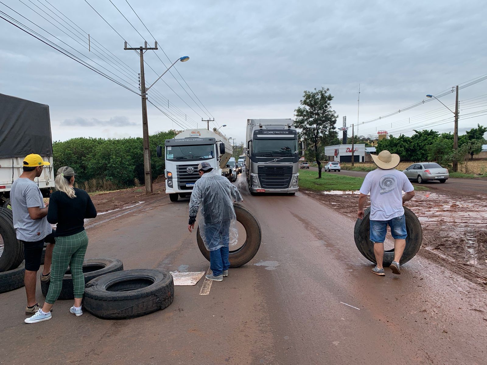 Caminhoneiros fazem bloqueio na PR-317, numa das entradas de Maringá