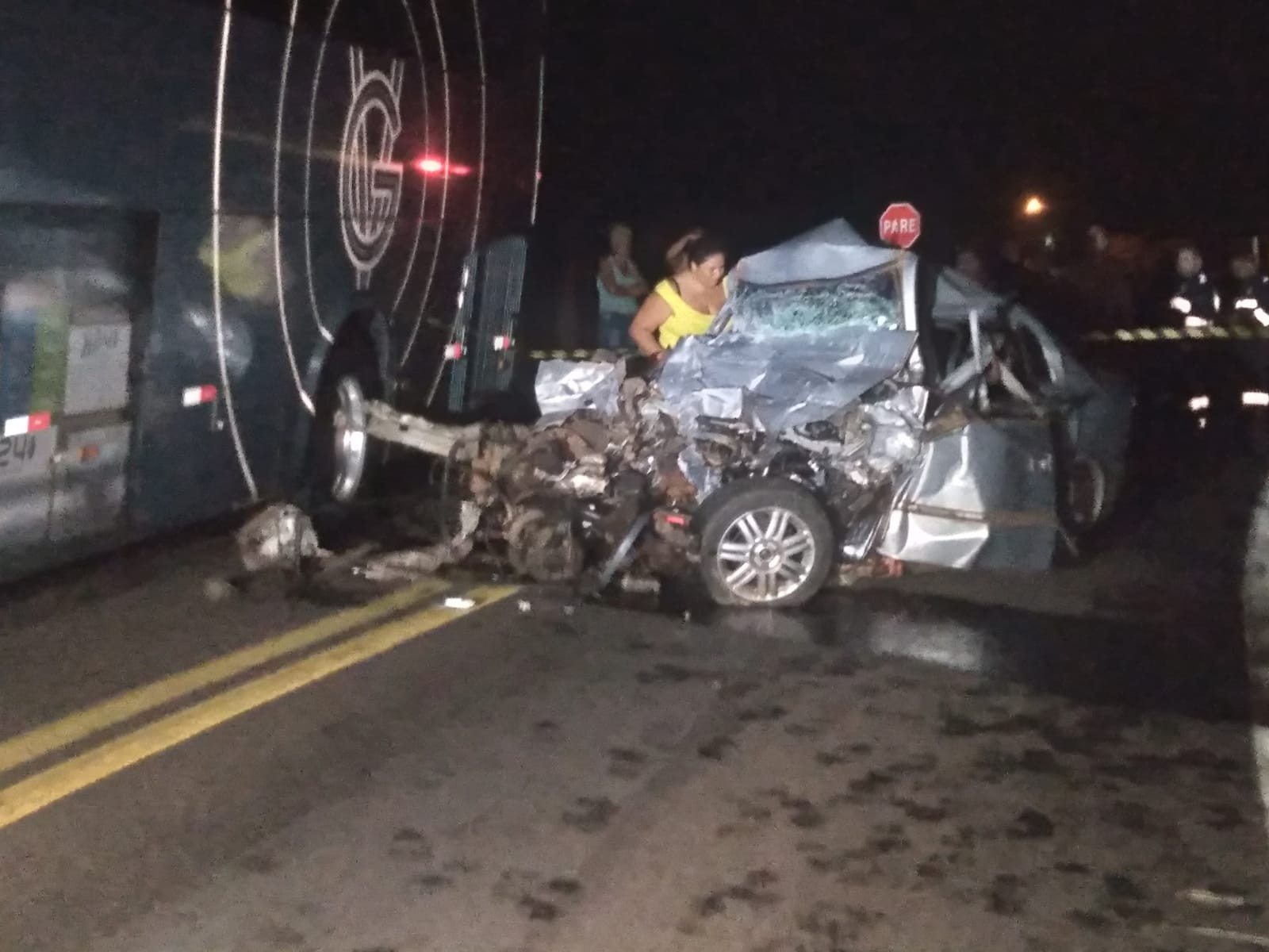 Quatro pessoas morrem em acidente envolvendo carro e ônibus