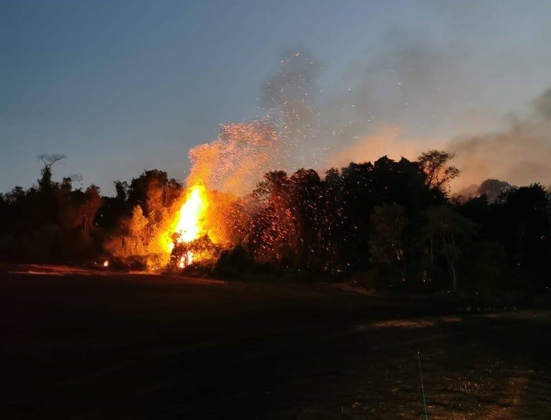 Incêndio atinge cemitério desativado e gera prejuízos na região