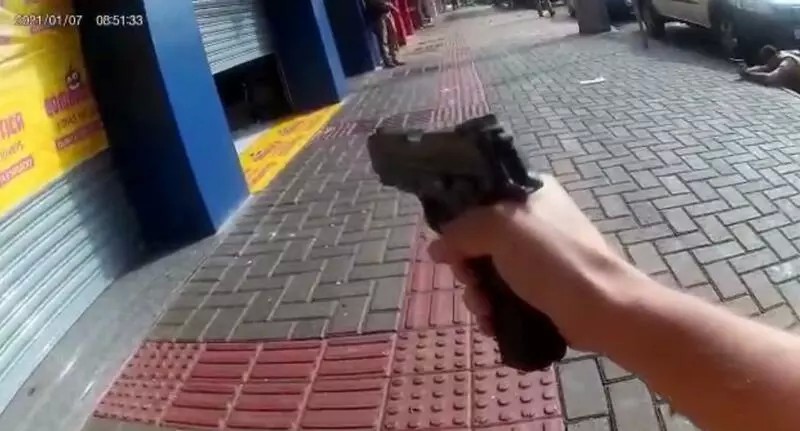 Vídeo mostra policiais prendendo ladrões e sendo aplaudidos por reféns em assalto em Campo Mourão