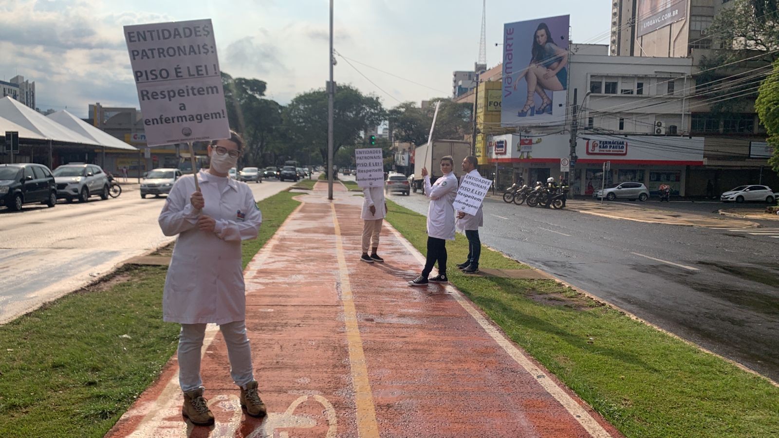 Profissionais de enfermagem se mobilizam na Praça Raposo Tavares