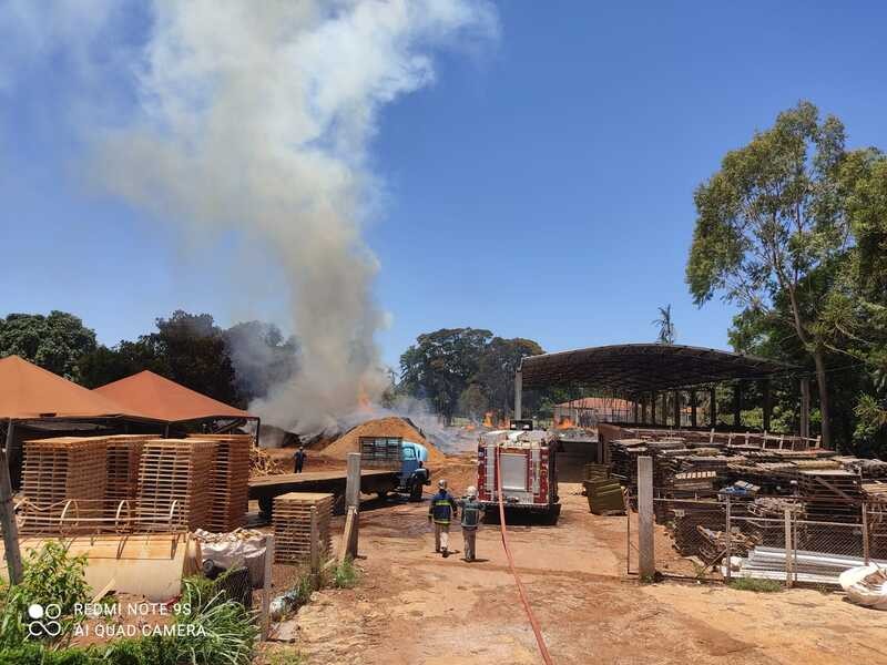 Incêndio atinge indústria de paletes de madeira em Paiçandu