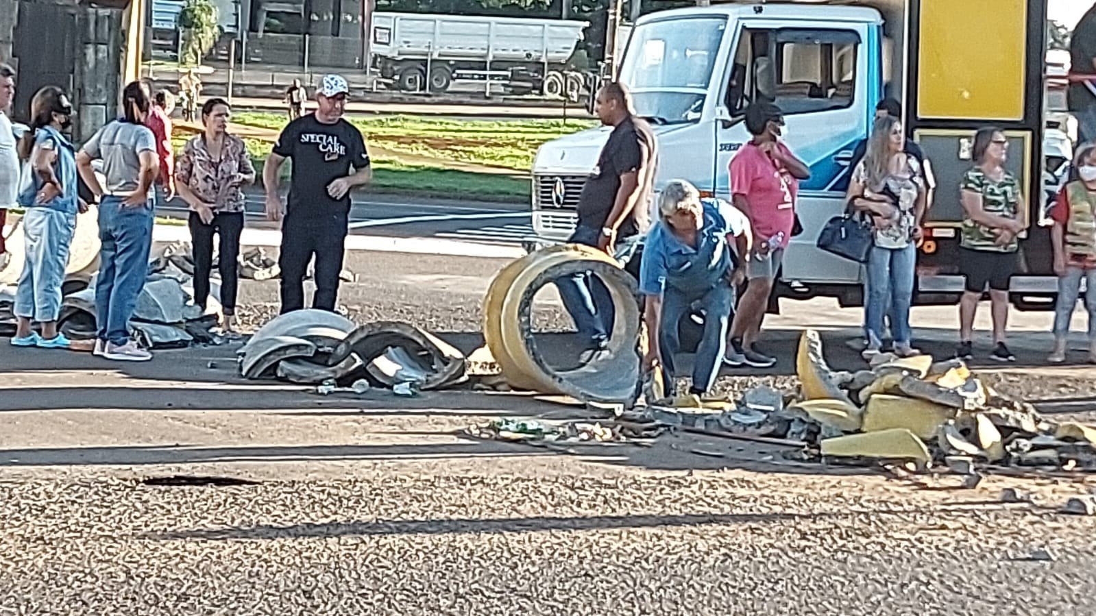 Moradores quebram tubos de concreto e liberam acesso à Avenida Colombo