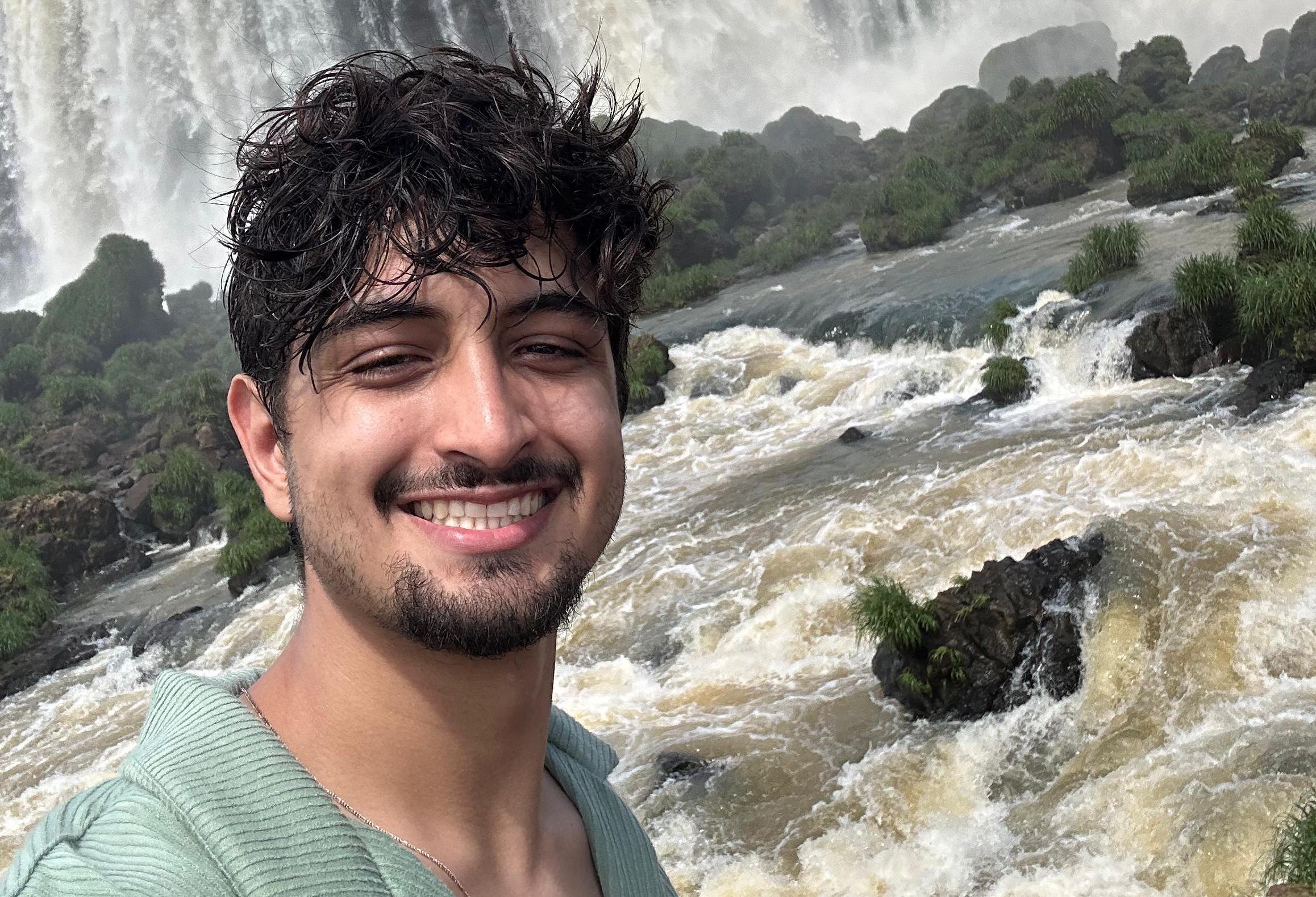 Jovem busca recuperação após ter corpo paralisado