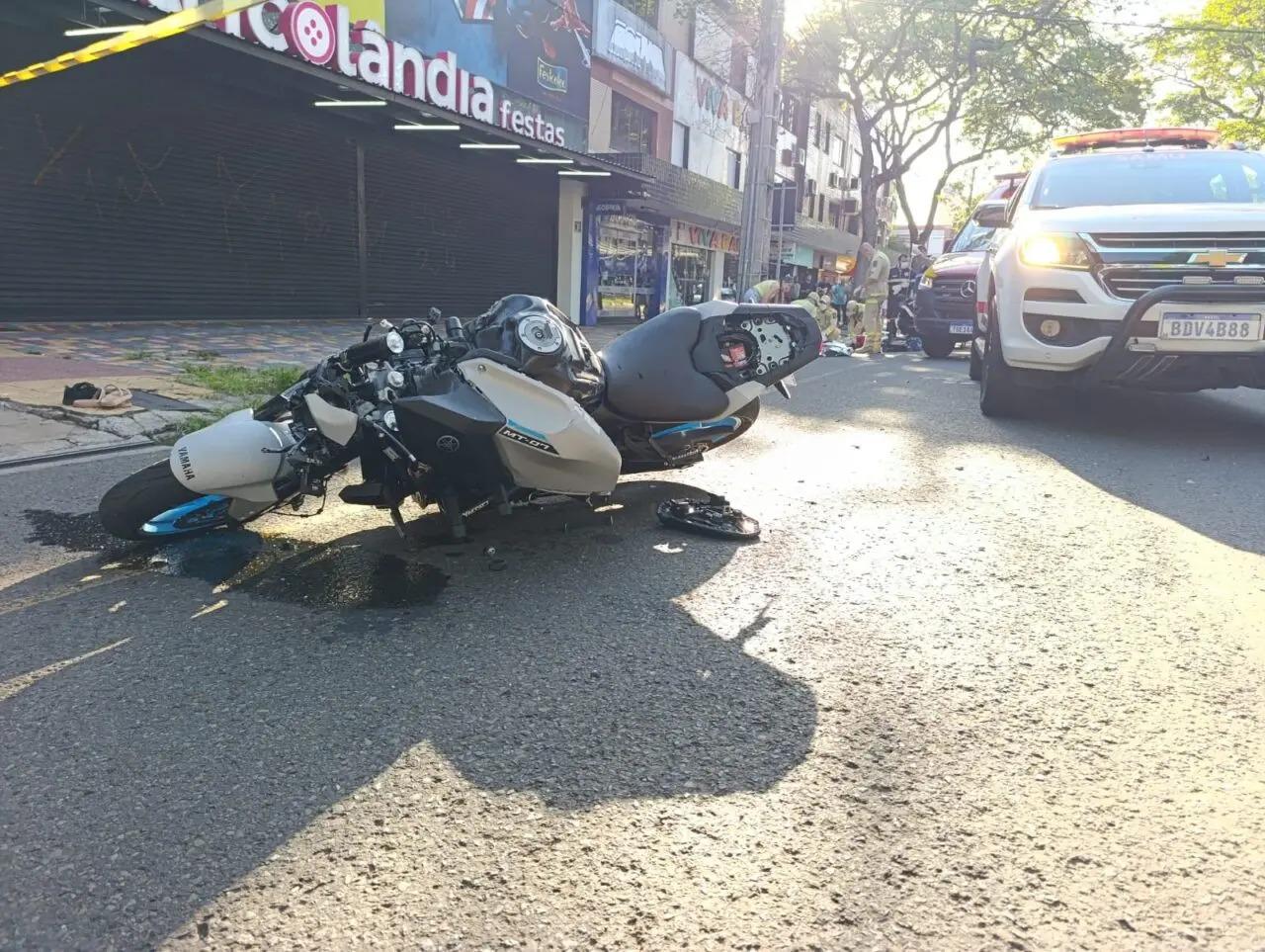 Câmera flagra moto empinando momentos antes de acidente que deixou dois jovens mortos em Maringá
