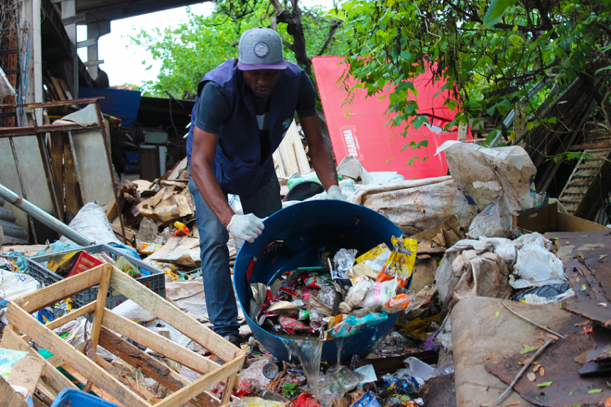 Três acumuladores de lixo são detidos em ação contra a dengue