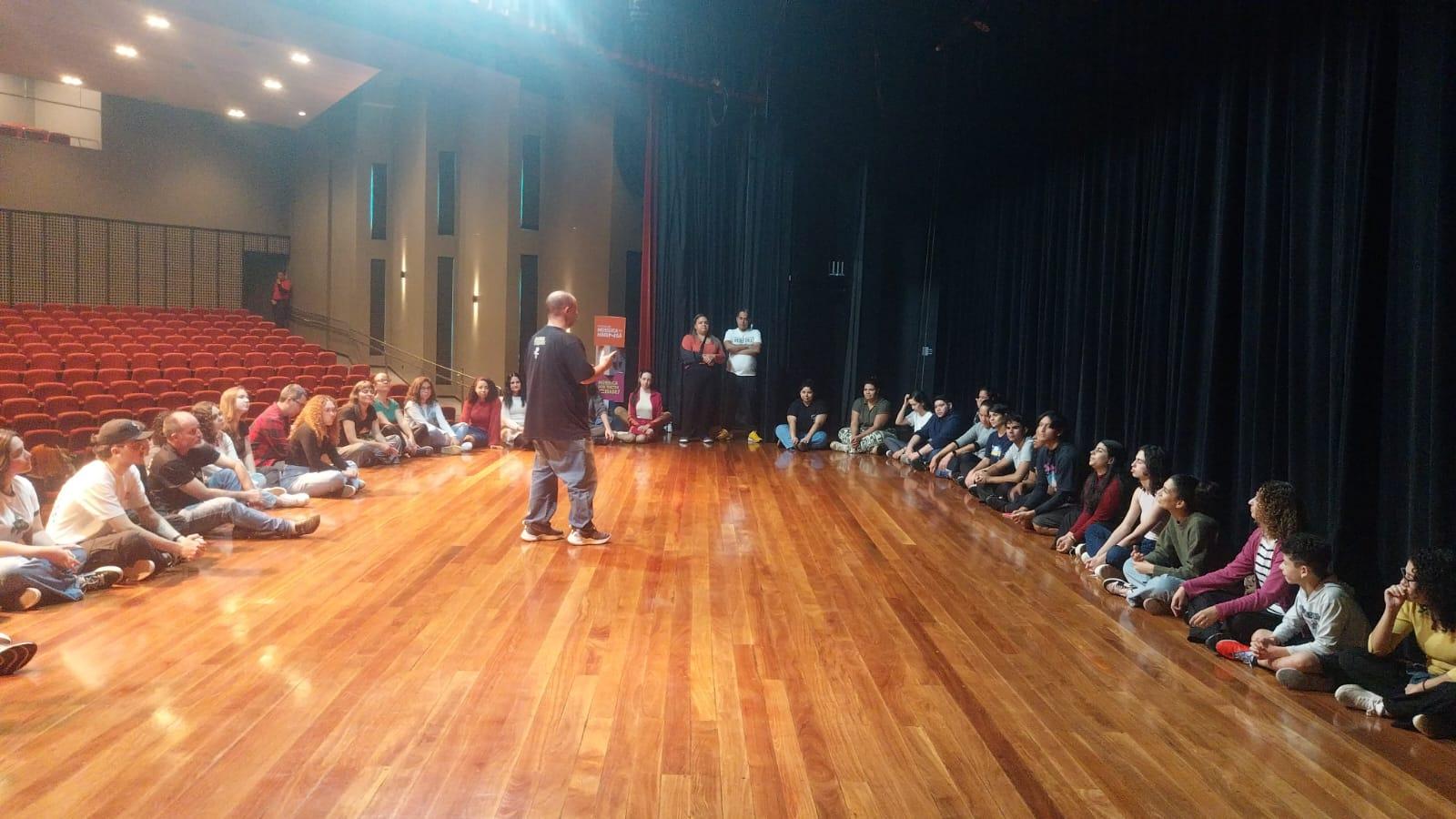 Barbatuques transforma o corpo em instrumento musical