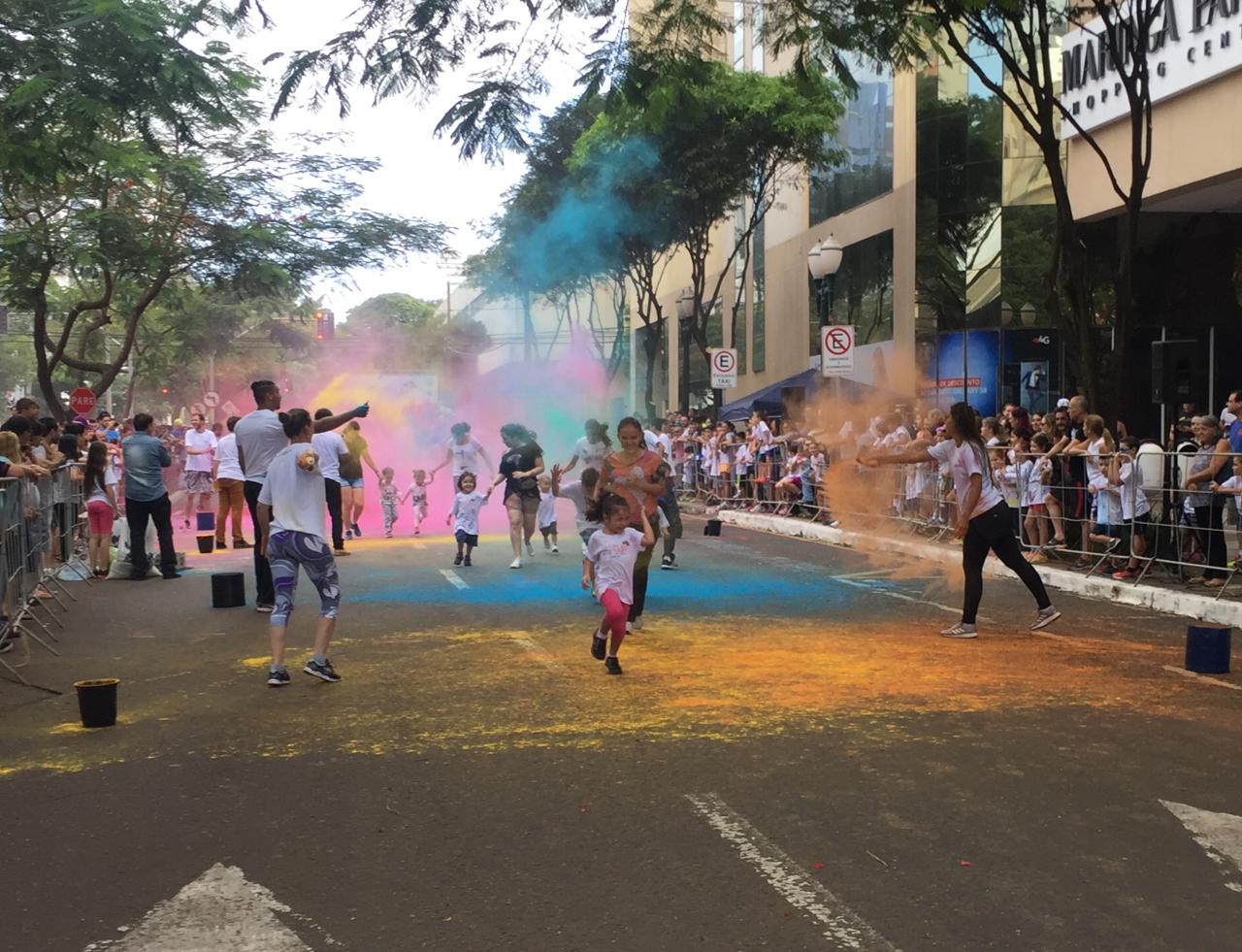 Pais viram criança em corrida das cores em Maringá